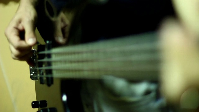 弹奏电吉他贝斯的男人视频素材