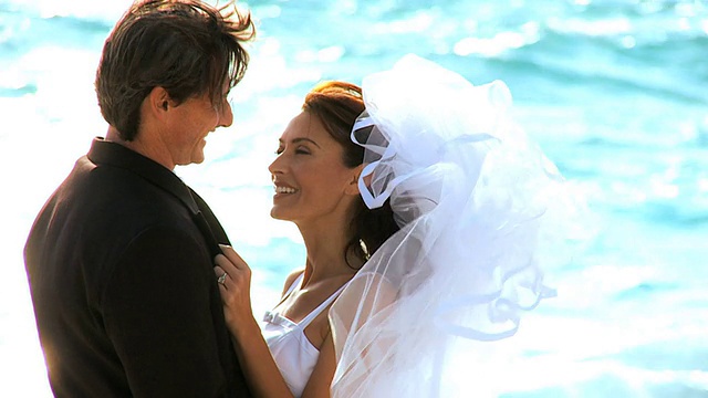 一对白人夫妇在岛上举行婚礼视频素材
