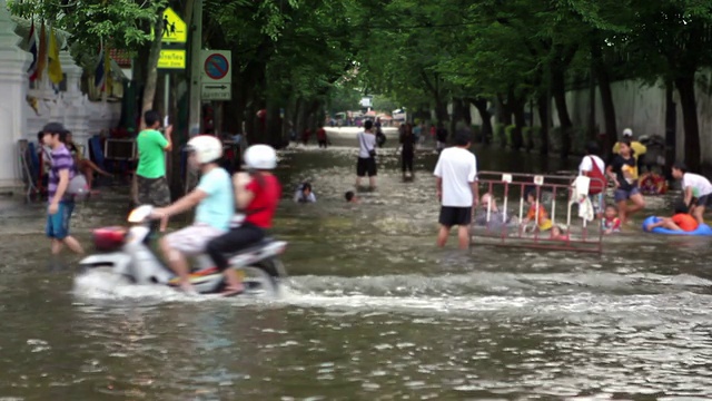 泰国曼谷街道被洪水淹没视频素材