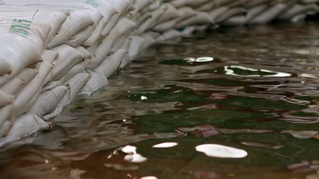 在泰国曼谷用沙袋阻止洪水视频素材