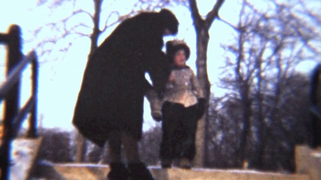 雪中嬉戏的女孩(1942年8毫米佳酿)视频素材