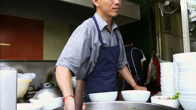 在亚洲餐厅厨房当厨师的男人视频下载