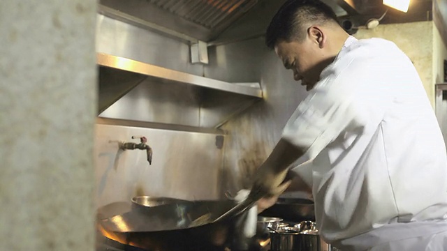 厨师在亚洲餐厅厨房烹饪视频素材