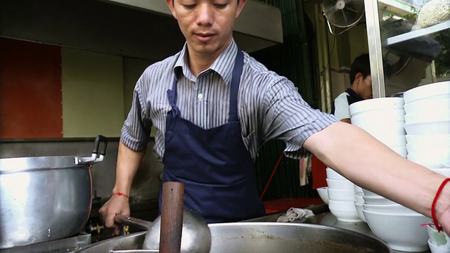 在亚洲餐厅厨房当厨师的男人视频素材