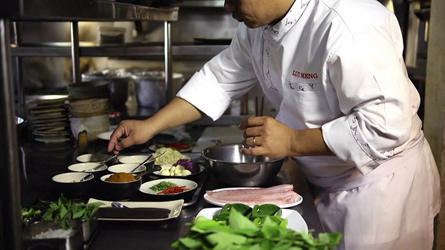 亚洲厨师烹饪和微笑在餐厅厨房的肖像视频素材