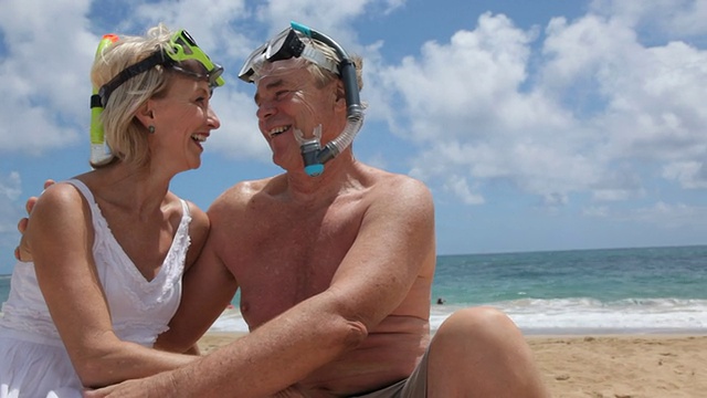 一对老年夫妇在海滩上戴着通气管视频下载