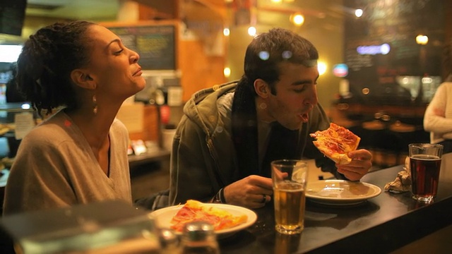 夫妇吃披萨视频素材