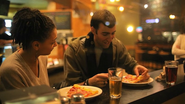 情侣一起吃披萨视频素材