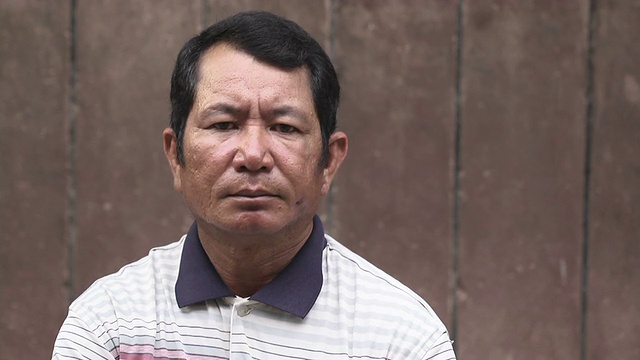 悲伤和沮丧的亚洲老人的肖像视频素材