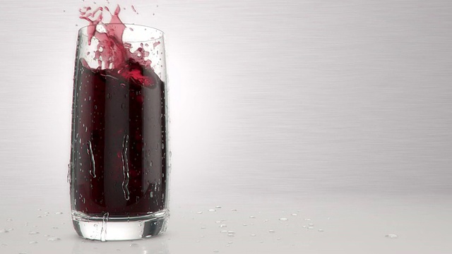 红酒倒入玻璃杯形成视频下载