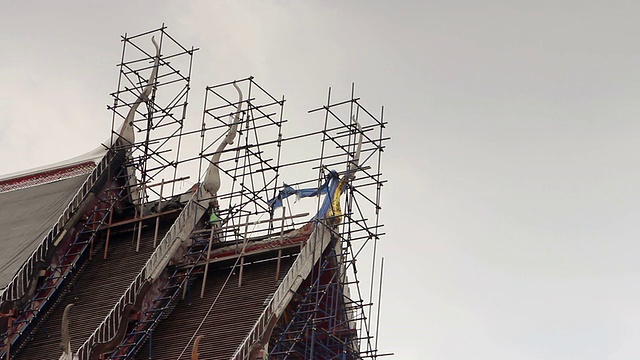 泰国曼谷庙宇屋顶的修复视频下载