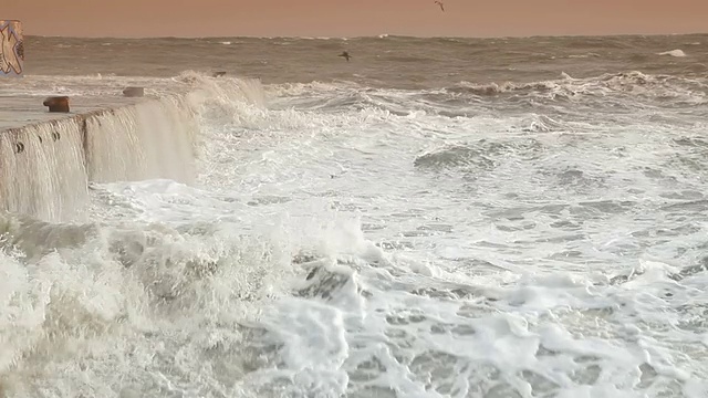 风浪冲击着码头视频素材