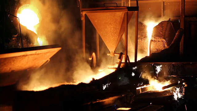 在铸造厂熔化铁视频素材