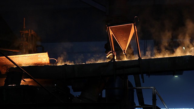 在铸造厂熔化铁视频素材