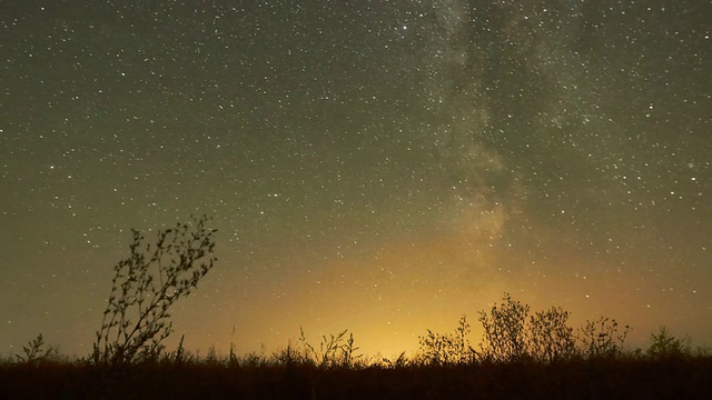 星星的夜空延时-银河和辉光视频素材