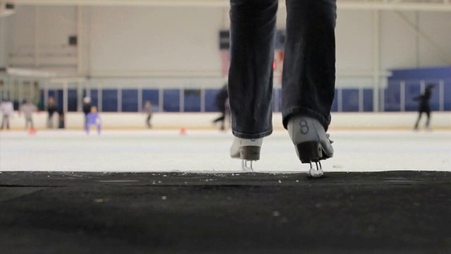 一个女人在滑冰场上行走视频下载