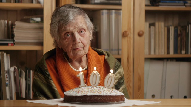祖母的百岁生日——悲伤视频下载