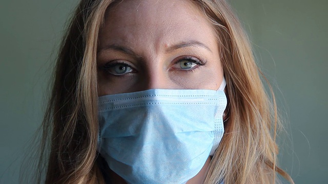 带着医用口罩的年轻女子视频素材