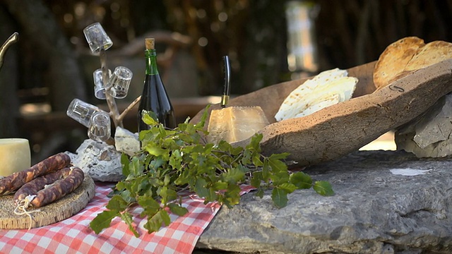 典型的意大利食物，搭配火腿、奶酪、意大利腊肠和葡萄酒视频下载