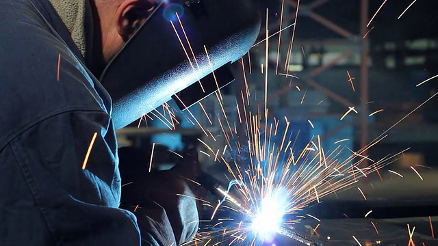 焊工在金属工业中工作视频素材