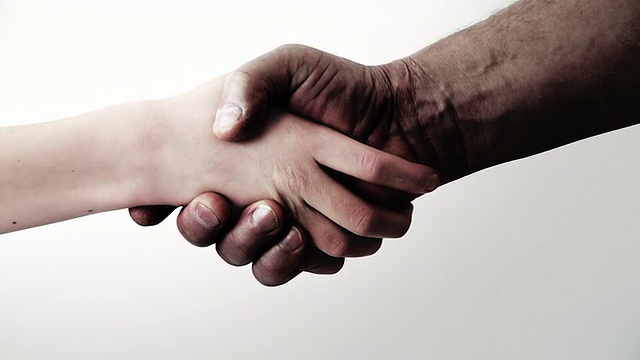 握手。黑色和白色。和解。友谊。视频下载