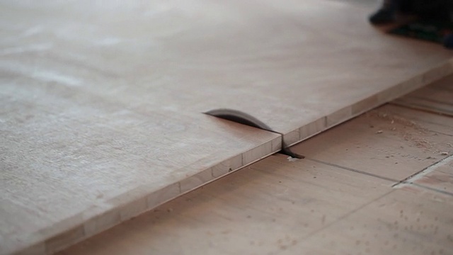 木工。切割木板的圆锯视频素材