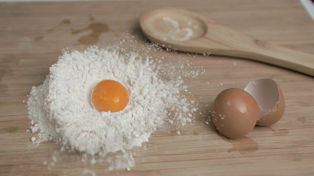 鸡蛋以超慢的速度放在面粉上视频素材