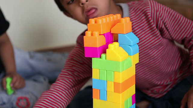 小男孩用积木建造摩天大楼视频下载