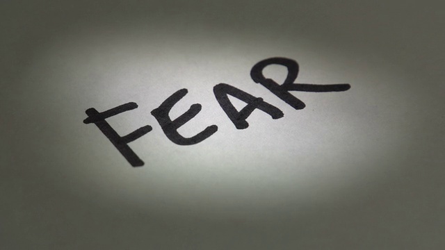 恐惧这个词用慢动作写在纸上视频下载