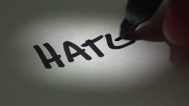 “恨”这个词用慢动作写在纸上视频下载