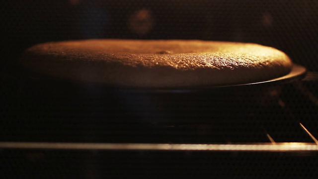 在烤箱里烤的海绵蛋糕视频素材