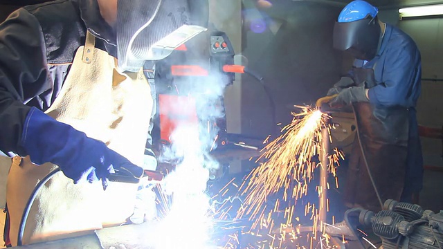 金属工业中的钢铁工人视频素材