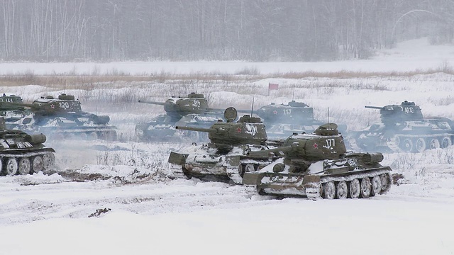 俄国坦克T34向敌人发动了进攻视频素材