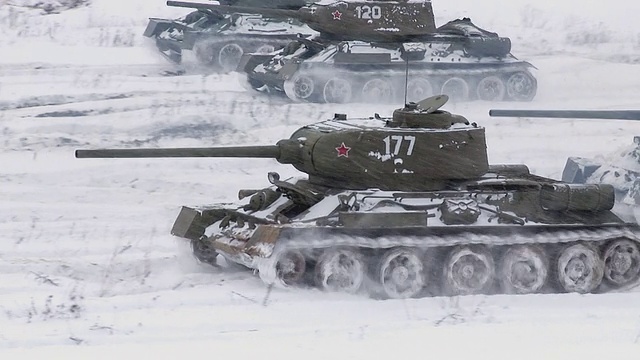 传奇的俄国T34坦克攻击敌人阵地视频素材