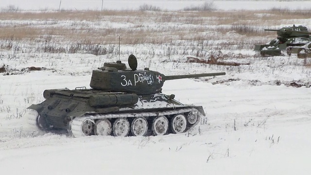 传奇的俄罗斯T34坦克在下雪的天气视频素材