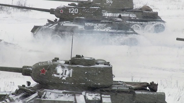 俄罗斯坦克T34攻击。包括音频视频素材