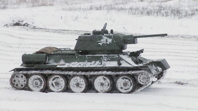 传奇的俄罗斯T34坦克在下雪的天气视频素材