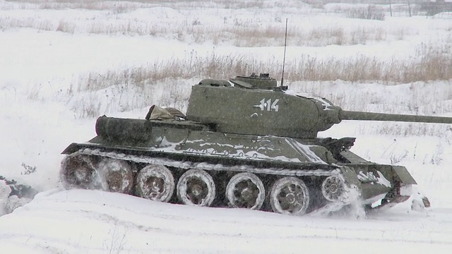 俄罗斯坦克T34在下雪的天气视频素材