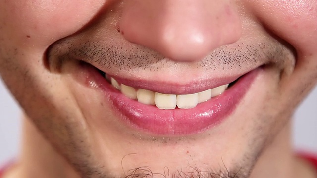 男性的嘴唇特写镜头视频素材