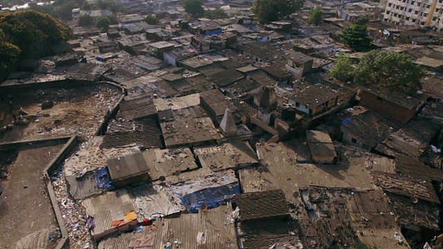 俯瞰孟买的贫民窟。视频素材