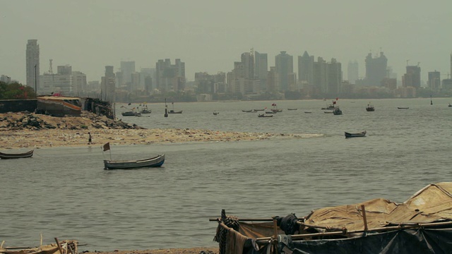 孟买湾的船，城市的天际线。视频素材