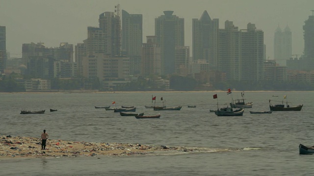 孟买河岸上一个人。视频素材