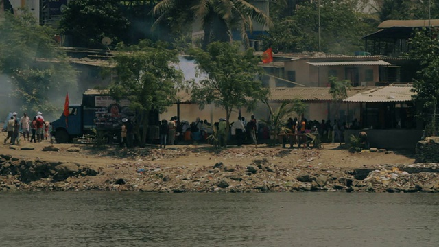 聚集在孟买郊区的大火周围视频素材