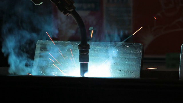 金属工厂焊接机器人手臂的近景视频素材