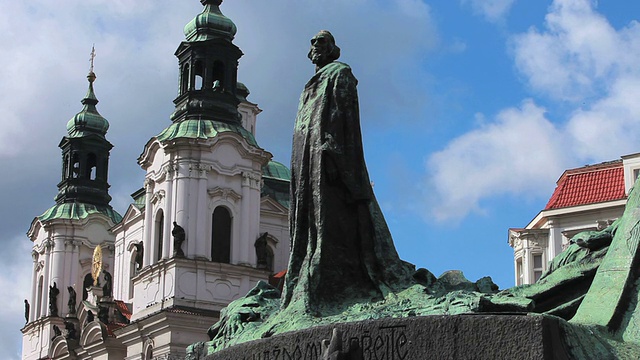 布拉格，简·胡斯纪念馆和圣尼古拉斯教堂视频素材