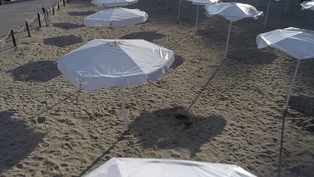 海滩上的雨伞视频下载