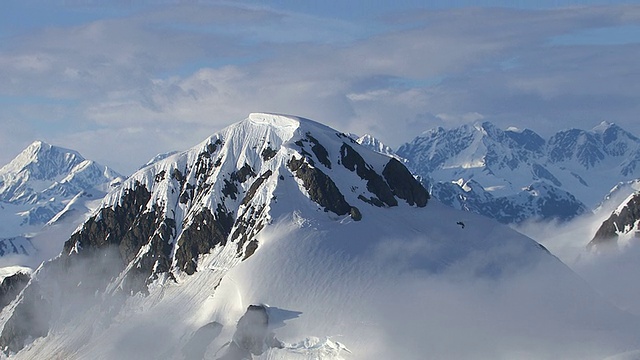 阿拉斯加的山脉和云层，航拍视频素材