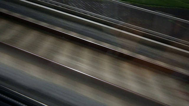 近距离观看高速行驶的铁路轨道视频下载
