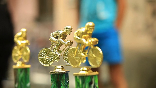 自行车手的奖杯视频素材