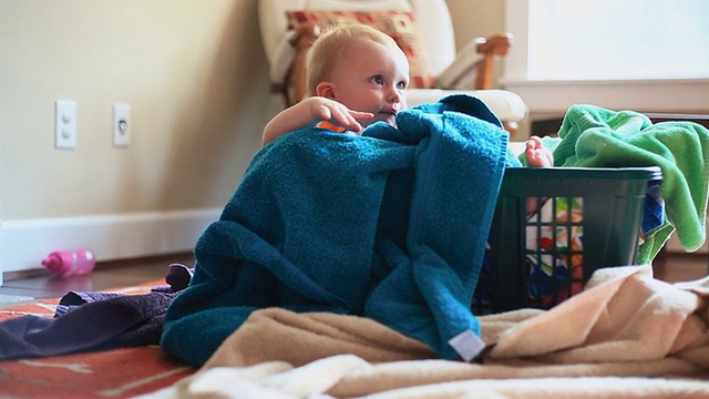 婴儿在毛巾篮子多莉视频素材
